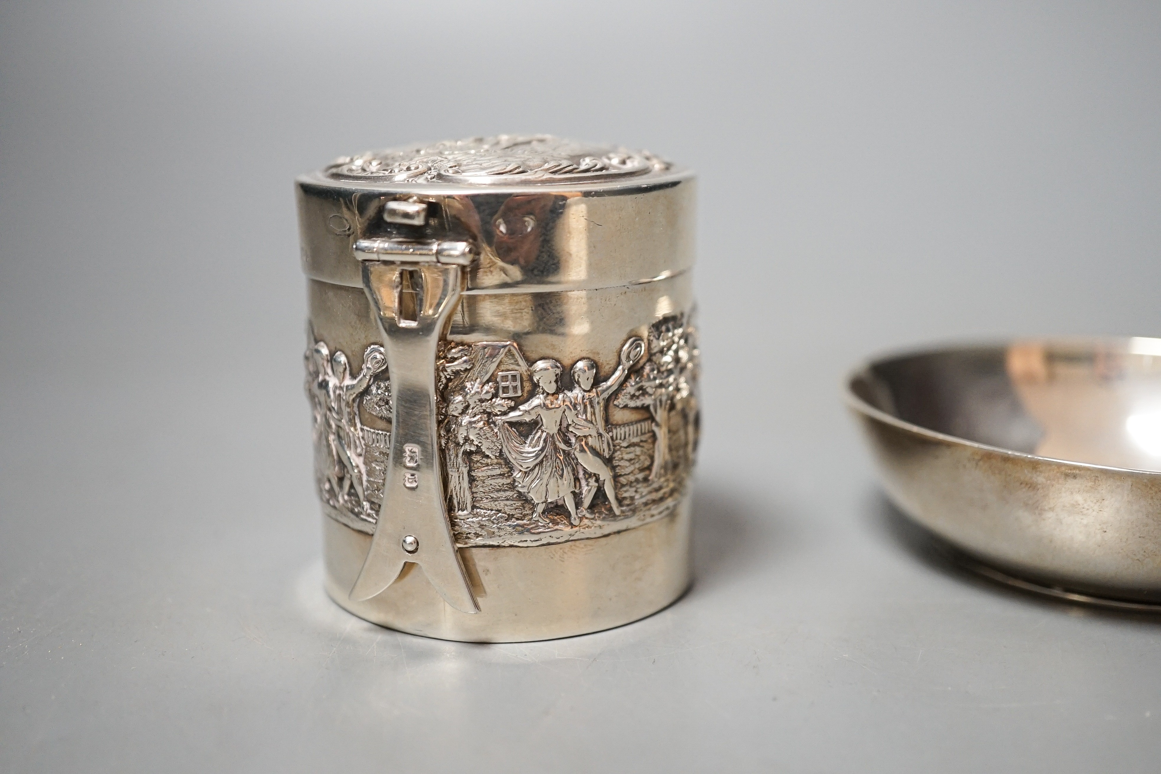 A George V silver taste vin, Tessiers Ltd, London, 1924, 10.2cm, together with an Edwardian embossed silver travelling hair curling tongs warmer, Levy & Salaman, Birmingham, 1901, 52mm (lacking warmer?).